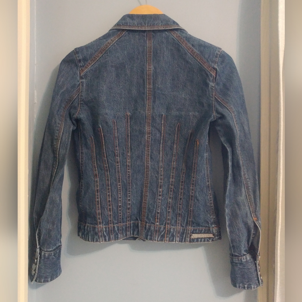 Blue Denim Jean Jacket w/ Contrast Triple Stitch & Cuadruple Button Cuff Details